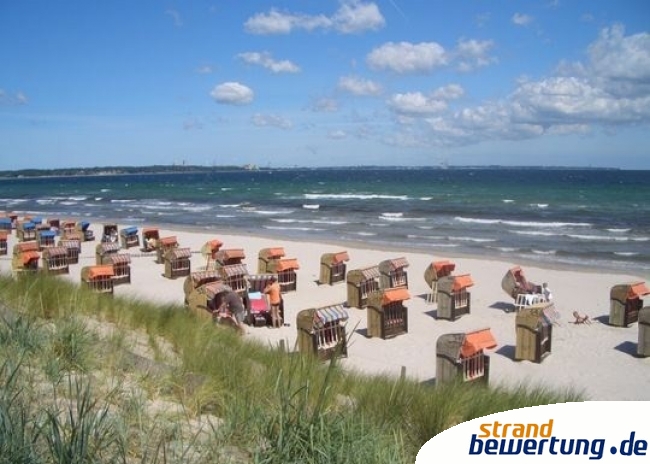 Scharbeutz - Strand mit seinen vielen typsichen Strandkörben an der Ostseeküste
