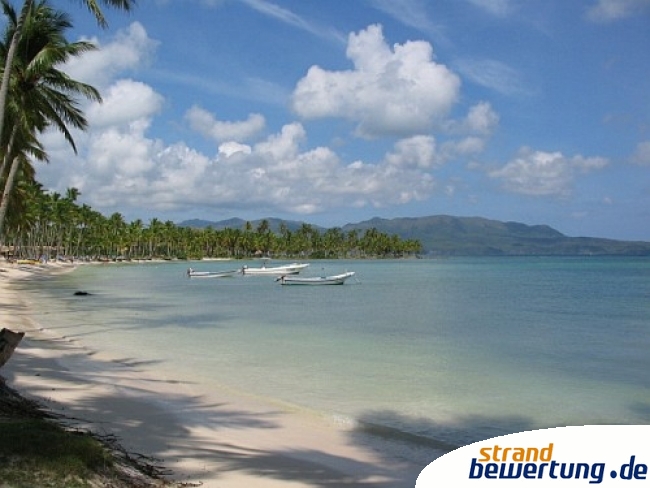 ruhiger und sauberer Strand Casa Marina auf der Halbinsel Samana in der Dominikanischen Republik