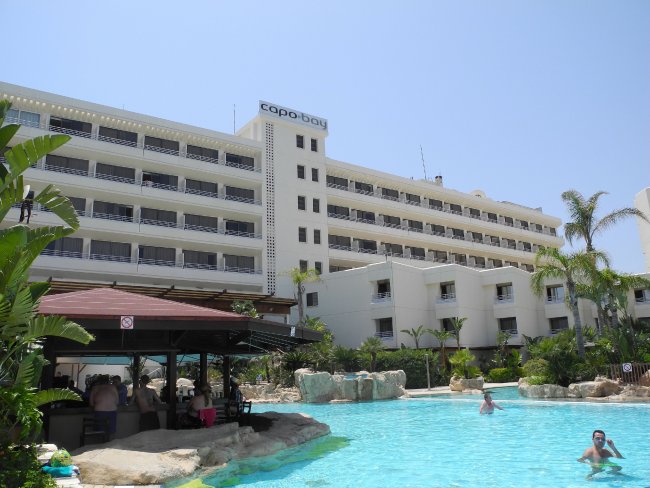 Pool und Hotel