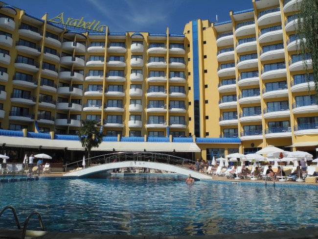 Hotel und Pool