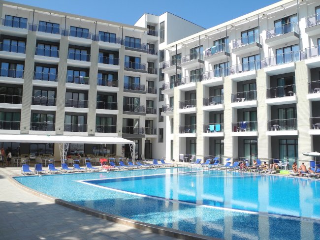Gebäude und Pool