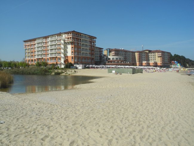 Im Strand verlaufender Fluss