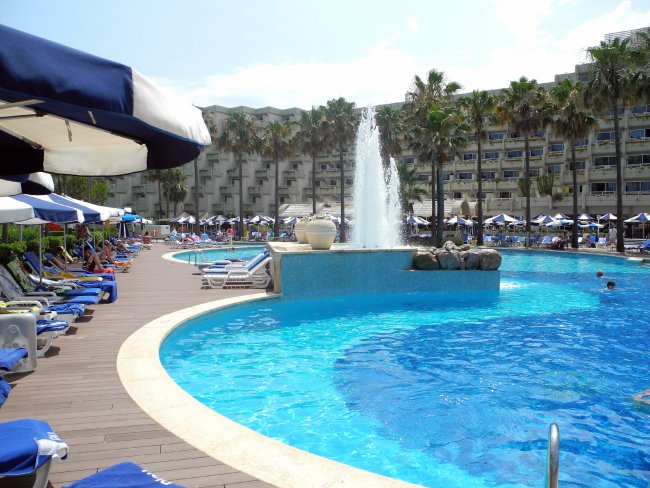 Poollandschaft mit Springbrunnen
