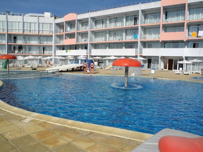 Pool und Gebäude