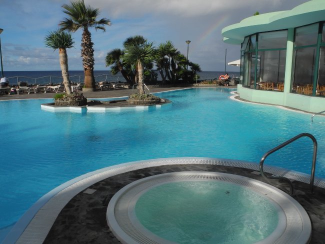 Poolbereich mit Meerblick - Hotel Pestana Ocean Bay - Funchal Poolbereich mit Meerblick