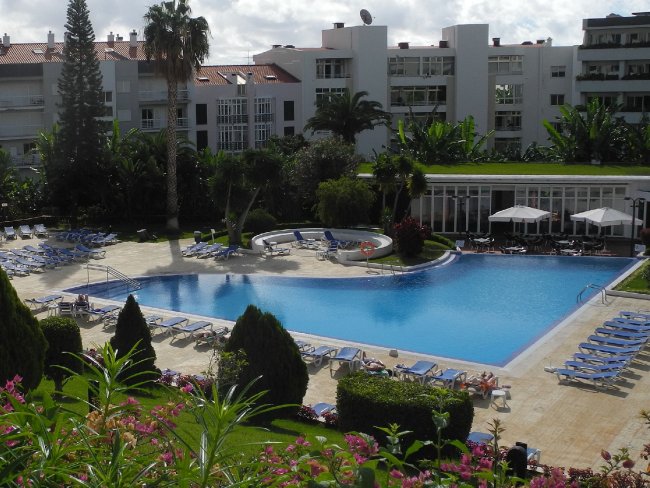 Schirme am Pool gegen Gebühr - Suite Hotel Jardins D´ Ajuda - Funchal Schirme am Pool gegen Gebühr