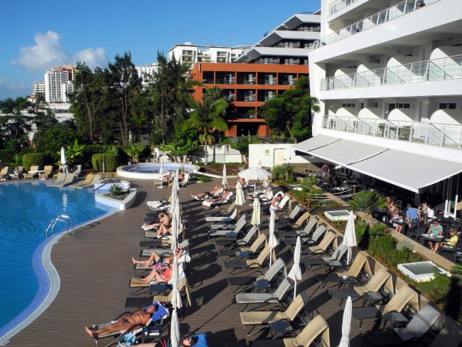 Kostenlose Liegen am Pool - Hotel Melia Madeira Mare - Funchal Kostenlose Liegen am Pool