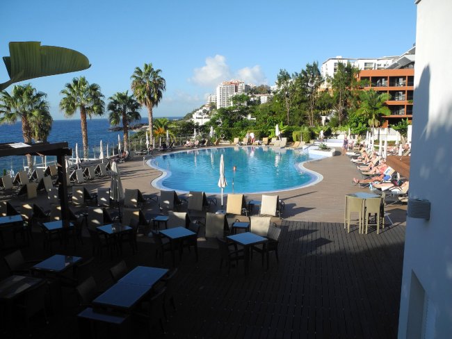 Blick über den Pool - Hotel Melia Madeira Mare - Funchal Blick über den Pool