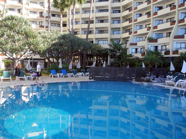 Blick über den Pool - Suite Hotel Eden Mar - Funchal Blick über den Pool