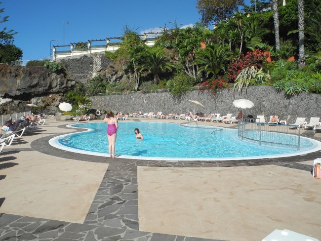 Blick über den Pool - Aparthotel Pestana Palms Ocean - Funchal Blick über den Pool