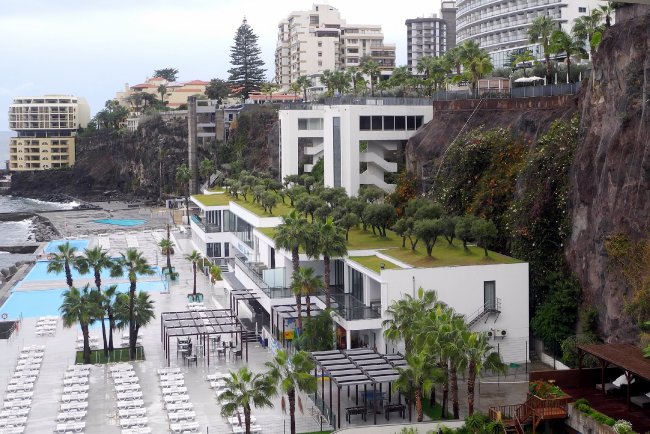 Lage an einer Felsklippe