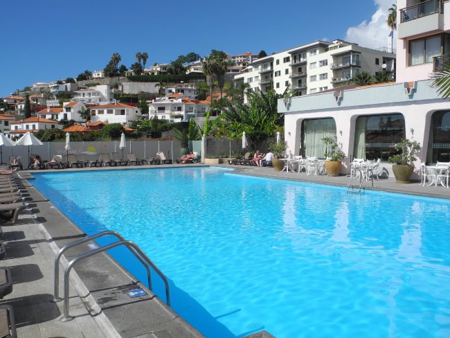 Schwimmbecken mit Liegen - Hotel Savoy Gardens - Funchal Schwimmbecken mit Liegen