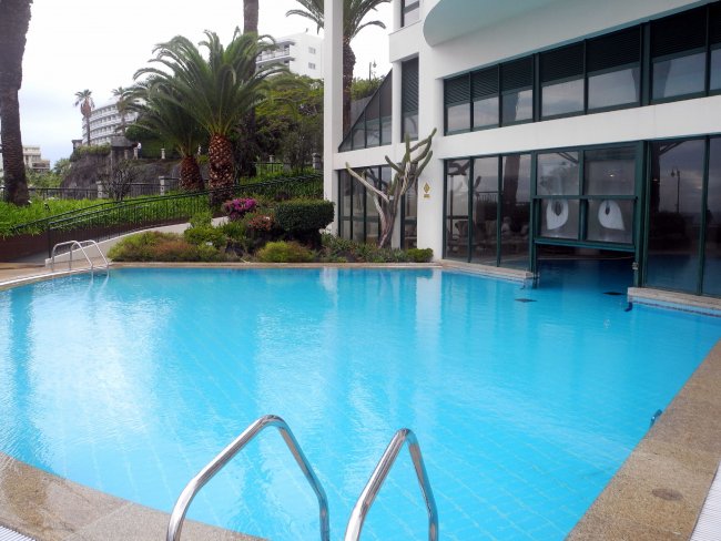 Außenpool vom Hallenbad - Hotel The Cliff Bay - Funchal Außenpool vom Hallenbad