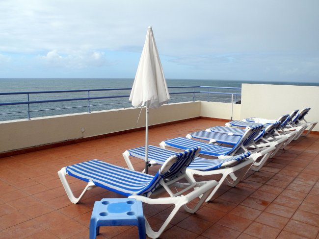 Kleine Sonnenterrasse auf dem Dach - Hotel Savoy Calheta Beach - Calheta Kleine Sonnenterrasse auf dem Dach