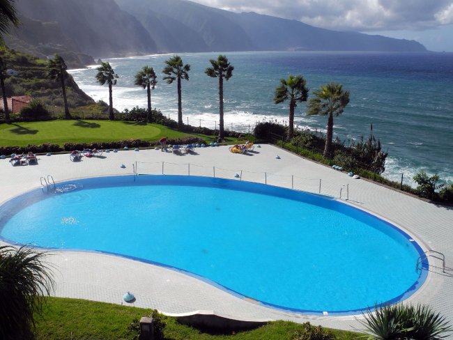 Pool auf der Sonnenterrasse - Hotel Monte Mar Palace - Ponta Delgada Pool auf der Sonnenterrasse