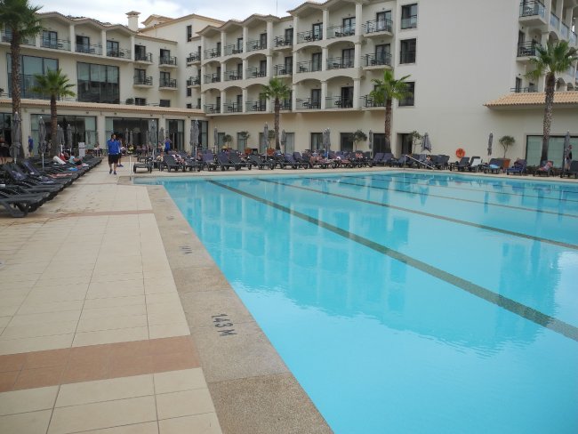 Blick über den Pool - Hotel Vila Galé Santa Cruz - Santa Cruz Blick über den Pool