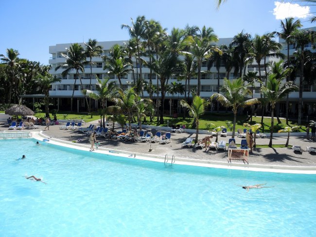 Pool und Wohngebäude