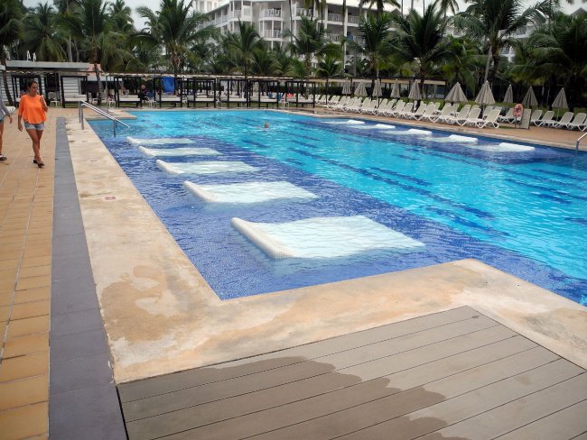 Liegen im Pool - Hotel Riu Palace Macao - Punta Cana Liegen im Pool
