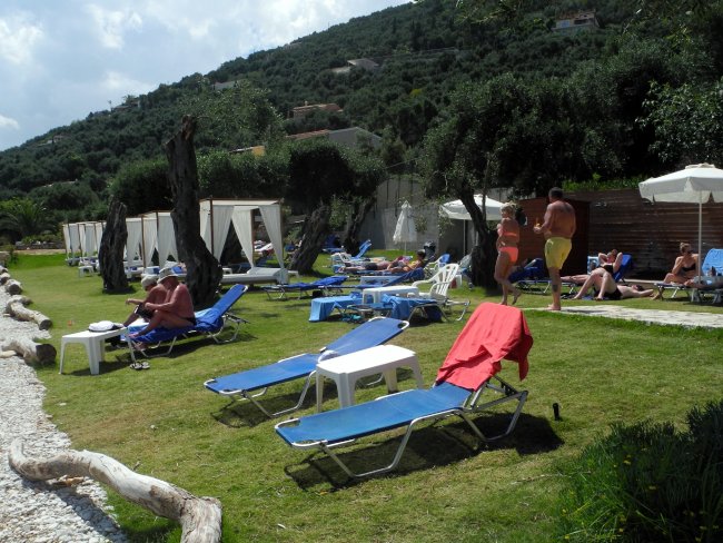 Liegefläche auf Gras - Hotel Sensimar Nissaki Beach - Nissaki Liegefläche auf Gras