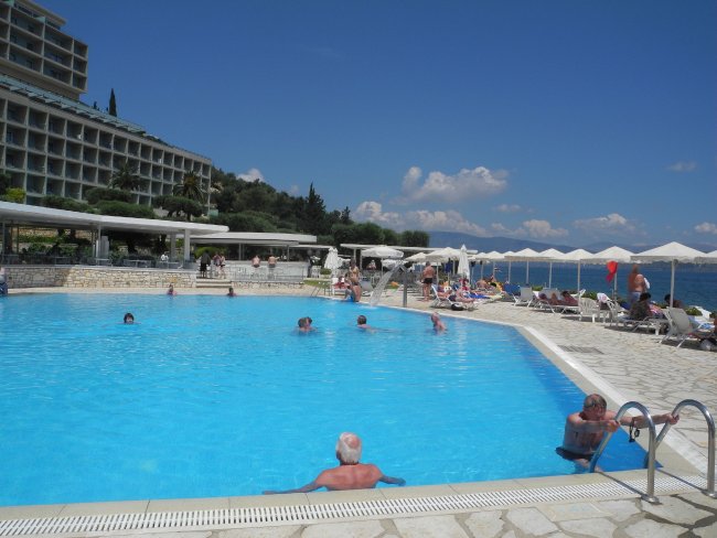 Blick über den Pool - Hotel Sensimar Nissaki Beach - Nissaki Blick über den Pool