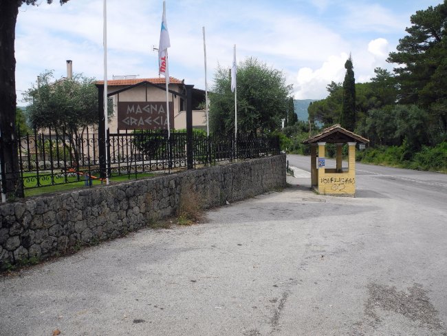 Bushaltestelle direkt unterhalb an der Straße - Hotel Magna Graecia - Dassia Bushaltestelle direkt unterhalb an der Straße