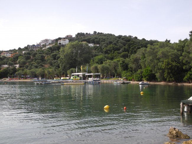 Lage an einem Hang - Hotel Grecotel Daphnila Bay Thalasso - Limni Lage an einem Hang