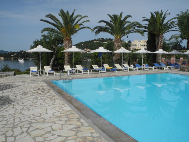 Nicht zu eng am Pool - Hotel Grecotel Corfu Imperial - Limni Nicht zu eng am Pool