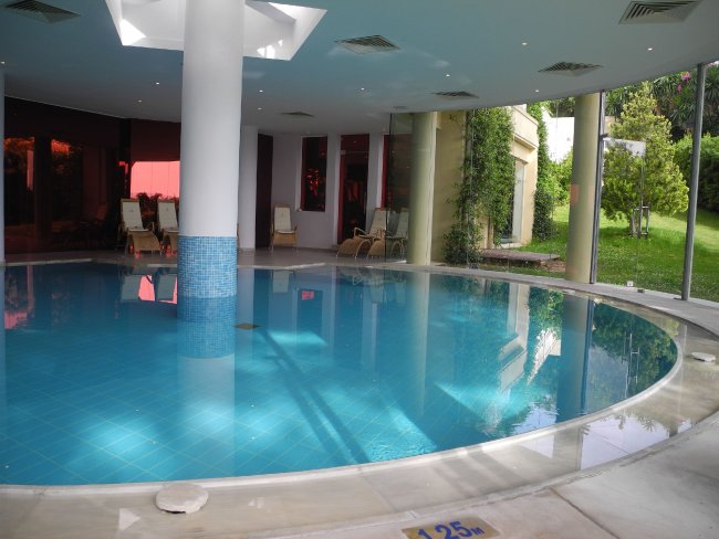 Hallenbad mit Gartenblick - Hotel Grecotel Corfu Imperial - Limni Hallenbad mit Gartenblick