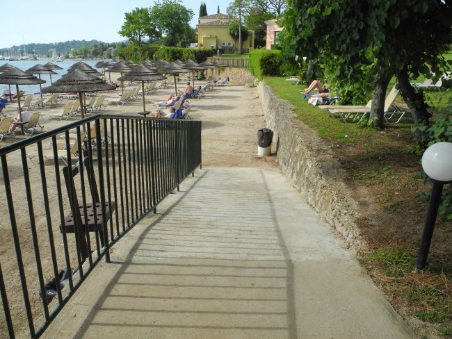Strand nur einen Meter tiefer - Hotel Louis Corcyra Beach - Gouvia Strand nur einen Meter tiefer