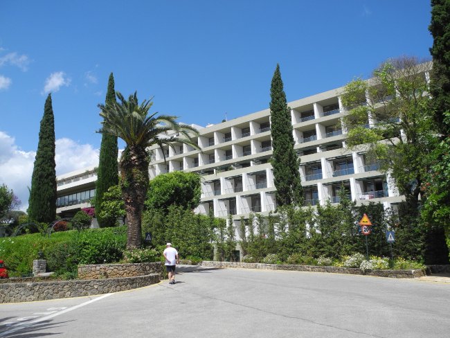 Blick auf das Hauptgebäude