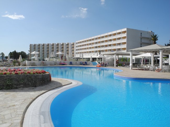 Blick über den Pool - Hotel Family Life Louis Kerkyra Golf - Kerkyra (Korfu-Stadt) Blick über den Pool