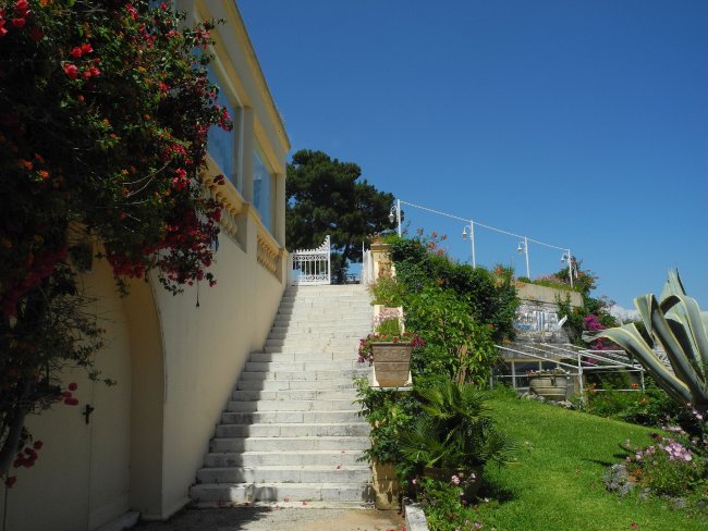 Treppe vom Garten zur Straße - Hotel Corfu Palace - Kerkyra (Korfu-Stadt) Treppe vom Garten zur Straße