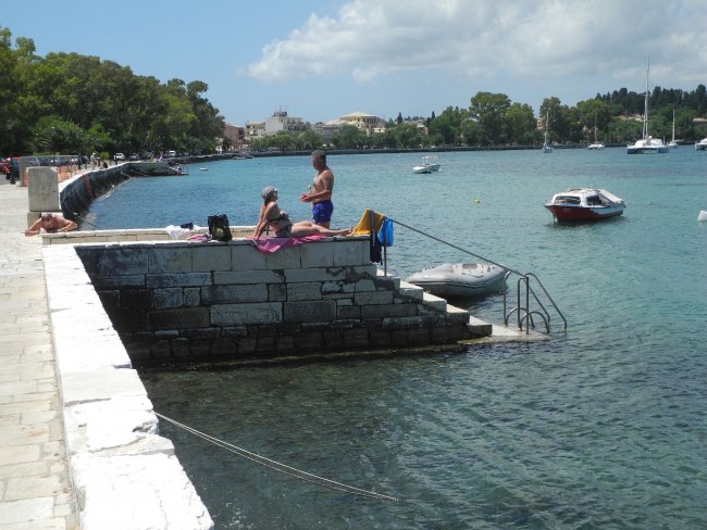 Zugang ins Meer - Hotel Mayor Mon Repos Palace - Kerkyra (Korfu-Stadt) Zugang ins Meer