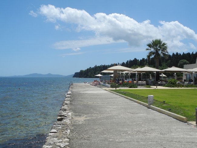 Steiniger Küstenabschnitt - Hotel Mayor Mon Repos Palace - Kerkyra (Korfu-Stadt) Steiniger Küstenabschnitt