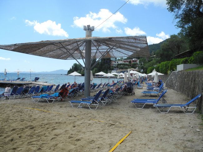 Kleine und große Schirme - Hotel Aeolos Beach Resort - Perama Kleine und große Schirme