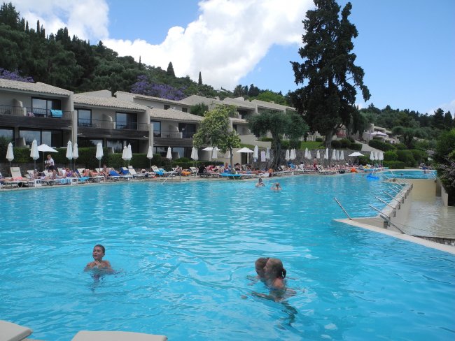 Schwimmbecken - Hotel Aeolos Beach Resort - Perama Schwimmbecken