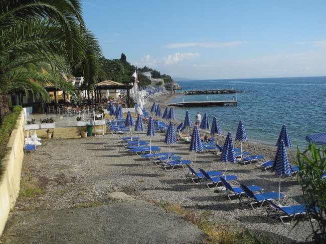 Hoteleigener Strandabschnitt - Hotel Primasol Louis Ionian Sun - Agios Ioannis Hoteleigener Strandabschnitt