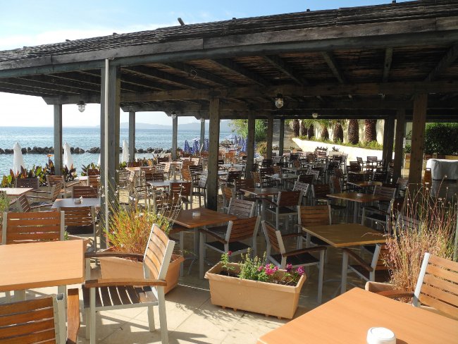 Überdachte Terrasse der Strandbar - Hotel Primasol Louis Ionian Sun - Agios Ioannis Überdachte Terrasse der Strandbar