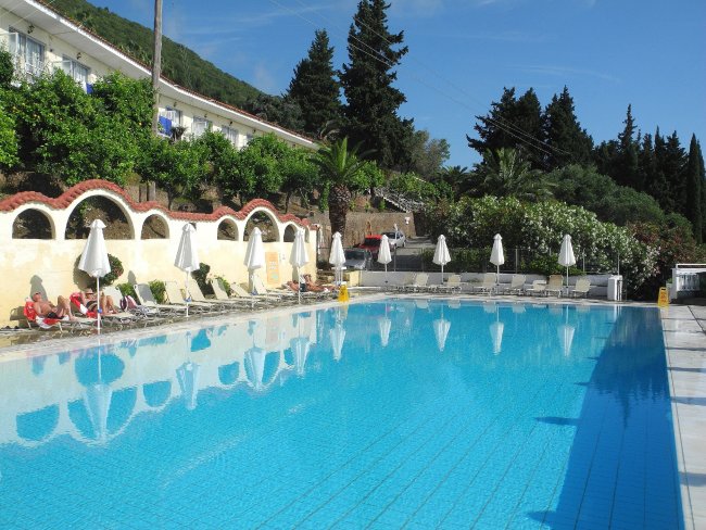 Blick über den Pool - Hotel Primasol Louis Ionian Sun - Agios Ioannis Blick über den Pool