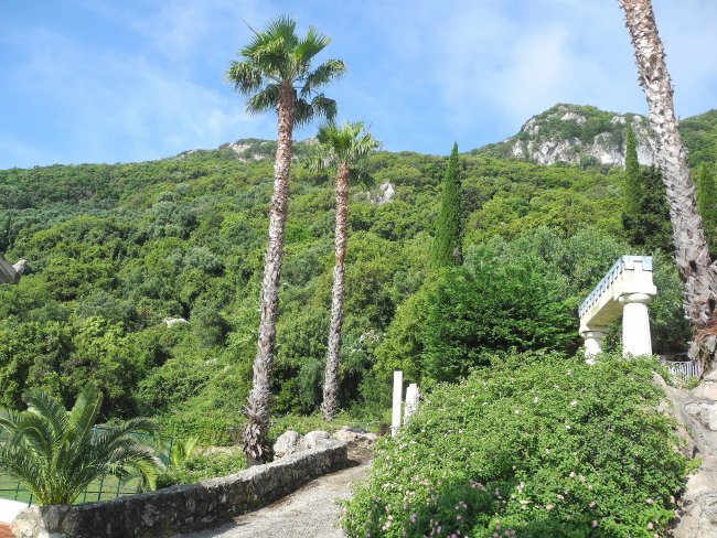 Lage unterhalb eines Hanges - Hotel Primasol Louis Ionian Sun - Agios Ioannis Lage unterhalb eines Hanges