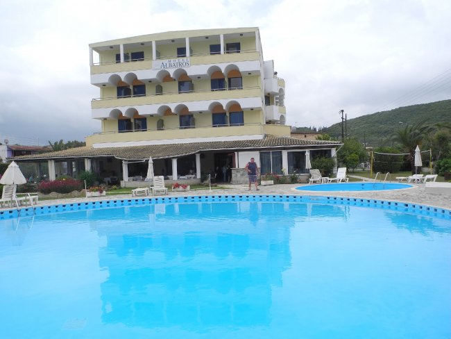 Blick über den Pool - Hotel Albatros - Moraitika Blick über den Pool