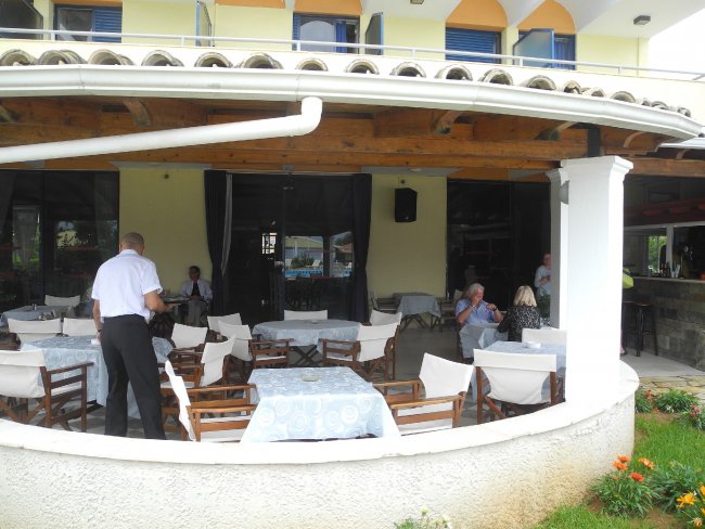 Terrasse des Hotelrestaurants - Hotel Albatros - Moraitika Terrasse des Hotelrestaurants