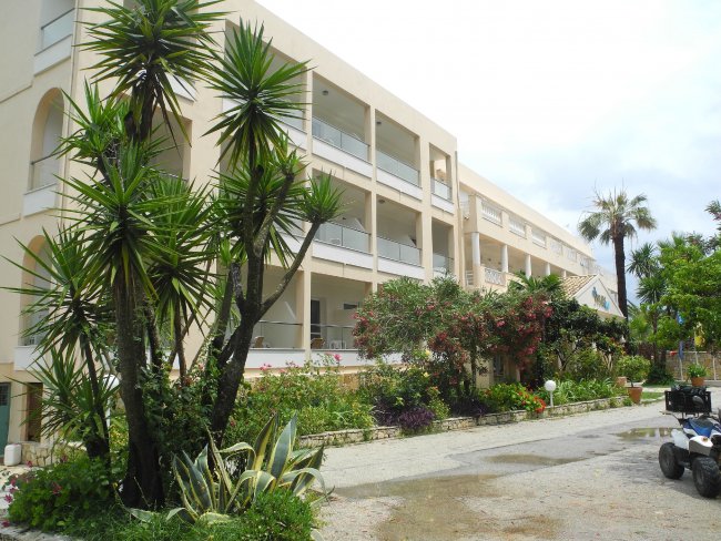 Niedriges Gebäude - Hotel Three Stars - Moraitika Niedriges Gebäude