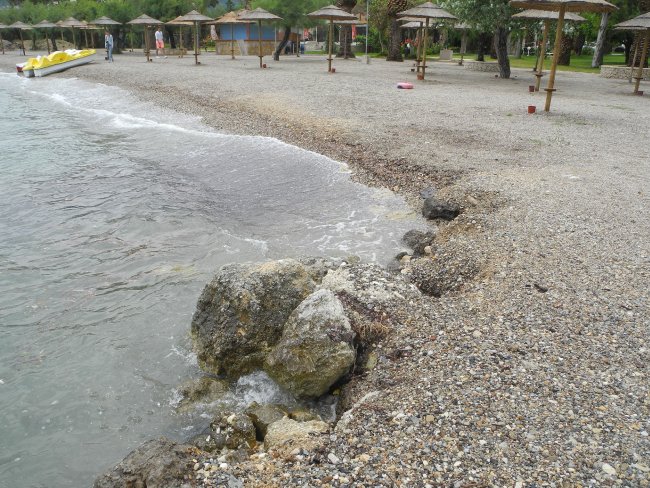 Teilweise größere Steine - Hotel Three Stars - Moraitika Teilweise größere Steine