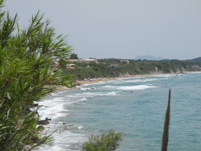 Etwas tiefer liegender Strand - Hotel Golden Sands - Agios Georgios Argirades Etwas tiefer liegender Strand