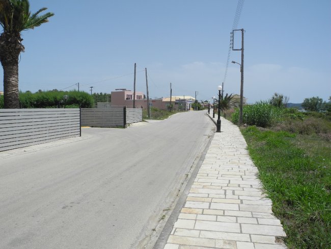 Küstenstraße direkt vor dem Hotel - Hotel Golden Sands - Agios Georgios Argirades Küstenstraße direkt vor dem Hotel