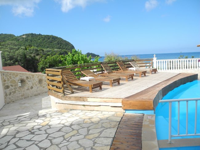 Einige Holzliegen - Hotel Blue Princess Beach - Liapades Einige Holzliegen