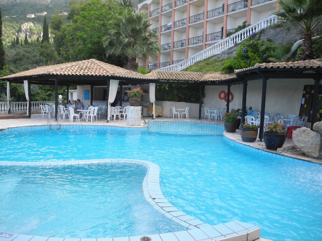 Blick über den Pool - Hotel CNic Paleo ArtNouveau - Paleokastritsa Blick über den Pool