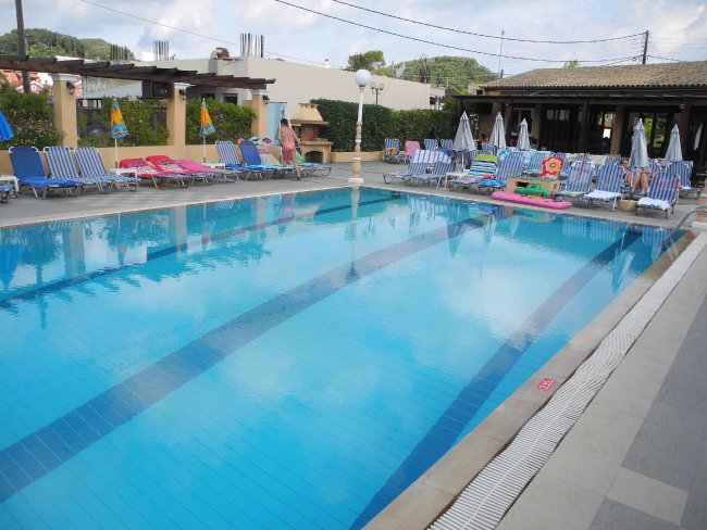 Blick auf Pool und Poolbar - Hotel Summertime - Sidari Blick auf Pool und Poolbar