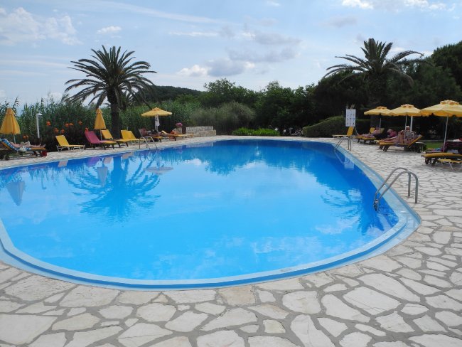 Blick über den Pool - Hotel Mirabell - Roda Blick über den Pool